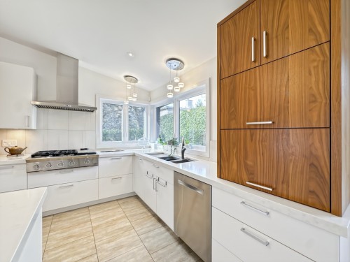 Cuisine - 590 Av. Townshend, Saint-Lambert, QC - Indoor Photo Showing Kitchen With Double Sink With Upgraded Kitchen
