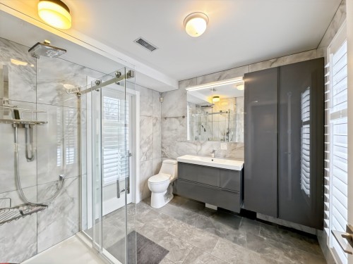 Salle de bains attenante à la CCP - 590 Av. Townshend, Saint-Lambert, QC - Indoor Photo Showing Bathroom