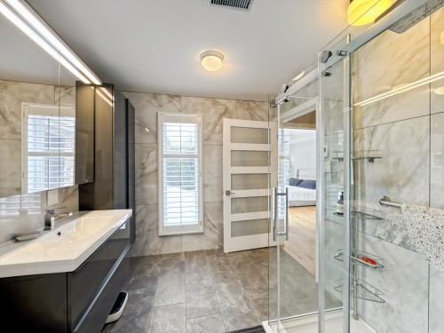 Salle de bains attenante à la CCP - 590 Av. Townshend, Saint-Lambert, QC - Indoor Photo Showing Bathroom
