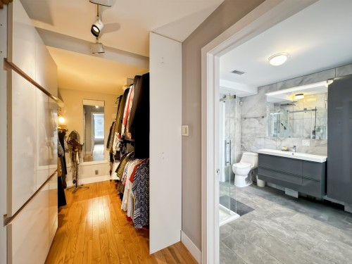 Penderie (Walk-in) - 590 Av. Townshend, Saint-Lambert, QC - Indoor Photo Showing Bathroom