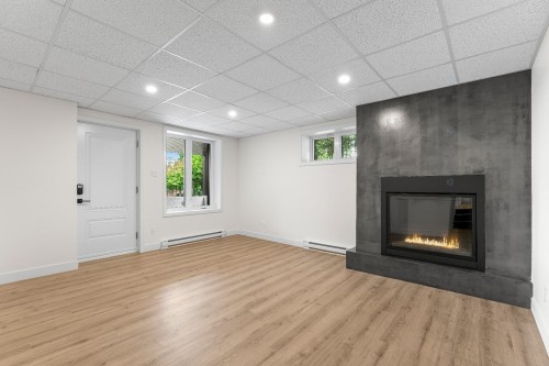 Salle familiale - 185 Rue Du Val-Joli, Sainte-Catherine-De-Hatley, QC - Indoor With Fireplace