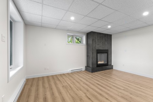 Salle familiale - 185 Rue Du Val-Joli, Sainte-Catherine-De-Hatley, QC - Indoor With Fireplace