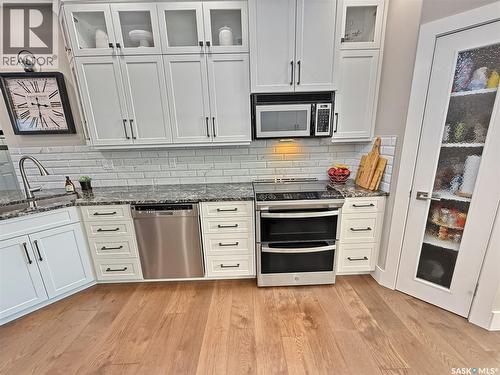 821 Wallman Place, Swift Current, SK - Indoor Photo Showing Kitchen With Stainless Steel Kitchen With Upgraded Kitchen