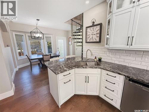 821 Wallman Place, Swift Current, SK - Indoor Photo Showing Kitchen With Double Sink With Upgraded Kitchen