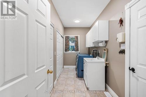 1601 Apeldoorn Avenue, Ottawa, ON - Indoor Photo Showing Laundry Room