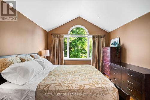 1601 Apeldoorn Avenue, Ottawa, ON - Indoor Photo Showing Bedroom
