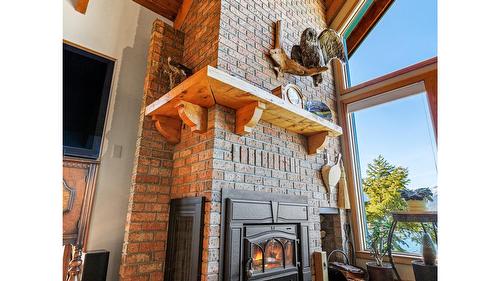 10235 Twin Bays Road, Twin Bays, BC - Indoor With Fireplace