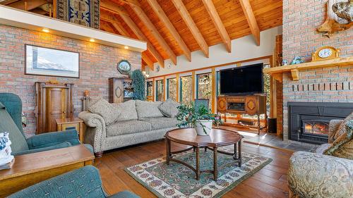 10235 Twin Bays Road, Twin Bays, BC - Indoor Photo Showing Living Room With Fireplace