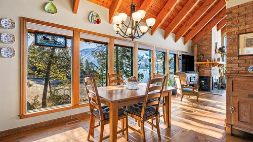 10235 Twin Bays Road, Twin Bays, BC - Indoor Photo Showing Dining Room