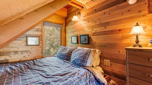 10235 Twin Bays Road, Twin Bays, BC - Indoor Photo Showing Bedroom