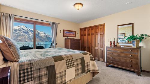 10235 Twin Bays Road, Twin Bays, BC - Indoor Photo Showing Bedroom