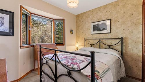 10235 Twin Bays Road, Twin Bays, BC - Indoor Photo Showing Bedroom