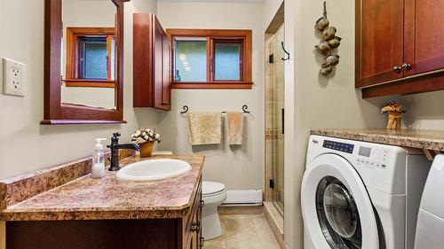 10235 Twin Bays Road, Twin Bays, BC - Indoor Photo Showing Laundry Room