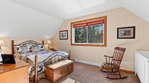 10235 Twin Bays Road, Twin Bays, BC - Indoor Photo Showing Bedroom