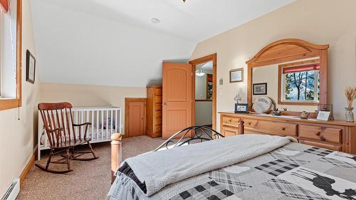 10235 Twin Bays Road, Twin Bays, BC - Indoor Photo Showing Bedroom
