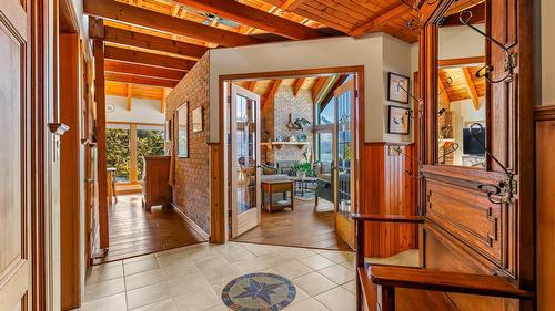 10235 Twin Bays Road, Twin Bays, BC - Indoor Photo Showing Other Room