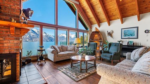 10235 Twin Bays Road, Twin Bays, BC - Indoor Photo Showing Living Room