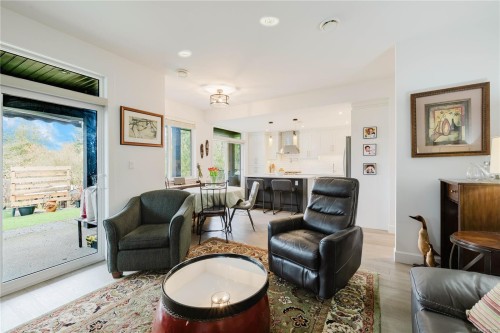 5869 Deuchars Dr, Duncan, BC - Indoor Photo Showing Living Room