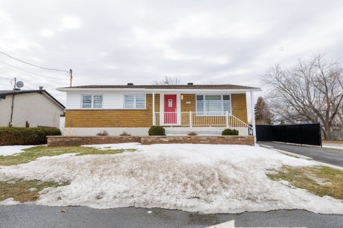 215 Rue Shamrock  Pincourt, QC J7V 3W3