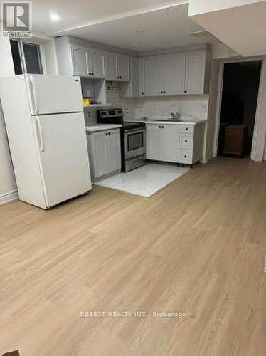 7432 Magistrate Terrace, Mississauga, ON - Indoor Photo Showing Kitchen