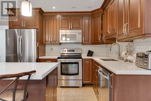438 Ojibway Trail, Mississauga, ON - Indoor Photo Showing Kitchen With Upgraded Kitchen