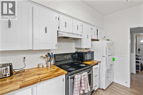 33 Cline Avenue N, Hamilton, ON - Indoor Photo Showing Kitchen