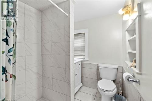 33 Cline Avenue N, Hamilton, ON - Indoor Photo Showing Bathroom