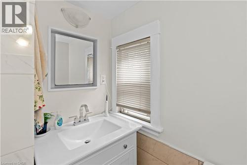 33 Cline Avenue N, Hamilton, ON - Indoor Photo Showing Bathroom