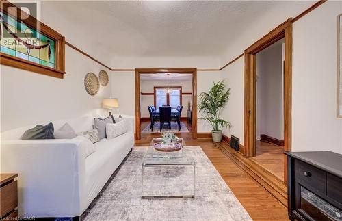 262 Province Street S, Hamilton, ON - Indoor Photo Showing Living Room