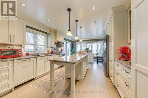 4220 Millcroft Park Drive, Burlington, ON - Indoor Photo Showing Kitchen With Upgraded Kitchen