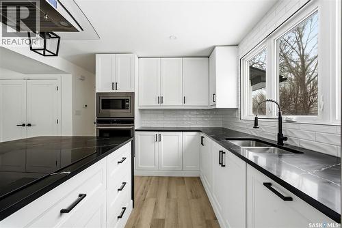 8 Thatcher Road, Regina, SK - Indoor Photo Showing Kitchen With Double Sink With Upgraded Kitchen