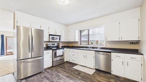 419 Lindsay Street, Kimberley, BC - Indoor Photo Showing Kitchen With Double Sink