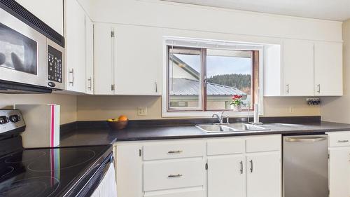 419 Lindsay Street, Kimberley, BC - Indoor Photo Showing Kitchen With Double Sink