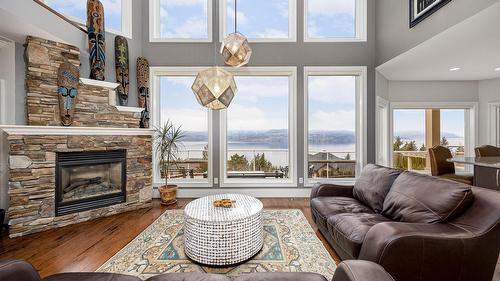 374 Quilchena Drive, Kelowna, BC - Indoor Photo Showing Living Room With Fireplace
