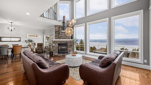 374 Quilchena Drive, Kelowna, BC - Indoor Photo Showing Living Room With Fireplace