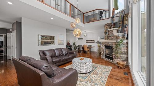 374 Quilchena Drive, Kelowna, BC - Indoor Photo Showing Living Room With Fireplace
