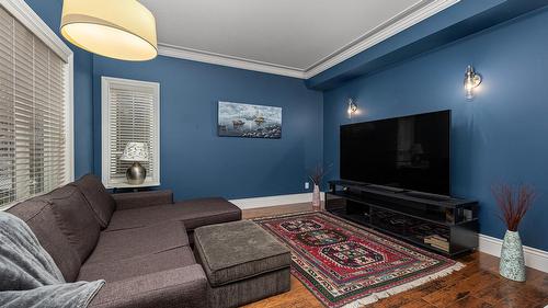 374 Quilchena Drive, Kelowna, BC - Indoor Photo Showing Living Room
