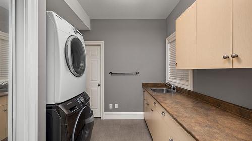 374 Quilchena Drive, Kelowna, BC - Indoor Photo Showing Laundry Room