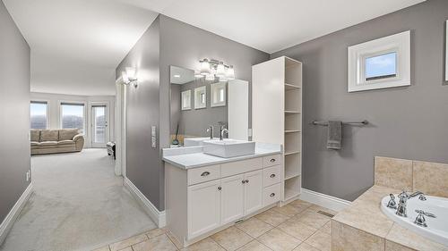 374 Quilchena Drive, Kelowna, BC - Indoor Photo Showing Bathroom