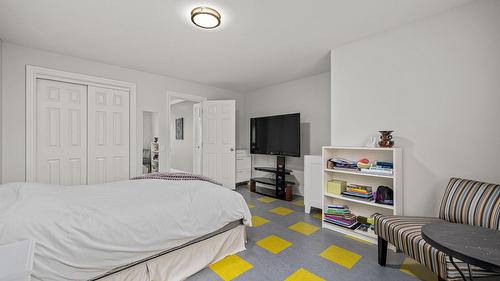 374 Quilchena Drive, Kelowna, BC - Indoor Photo Showing Bedroom