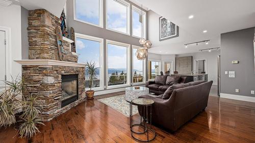 374 Quilchena Drive, Kelowna, BC - Indoor Photo Showing Living Room With Fireplace