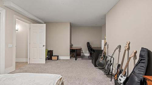 374 Quilchena Drive, Kelowna, BC - Indoor Photo Showing Bedroom