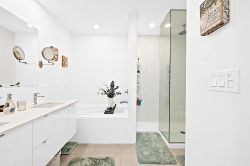 Salle de bains attenante à la CCP - 818-5265 Rue Mackenzie, Montréal (Côte-Des-Neiges/Notre-Dame-De-Grâce), QC - Indoor Photo Showing Bathroom