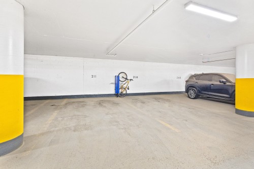 Garage - 818-5265 Rue Mackenzie, Montréal (Côte-Des-Neiges/Notre-Dame-De-Grâce), QC - Indoor Photo Showing Garage