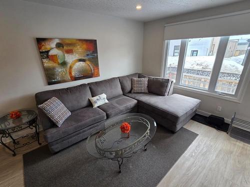 82 Machar Ave., Thunder Bay, ON - Indoor Photo Showing Living Room
