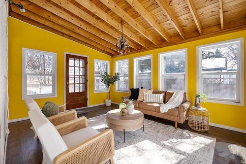 62 Rice Road, Winnipeg, MB - Indoor Photo Showing Living Room