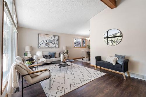 62 Rice Road, Winnipeg, MB - Indoor Photo Showing Living Room