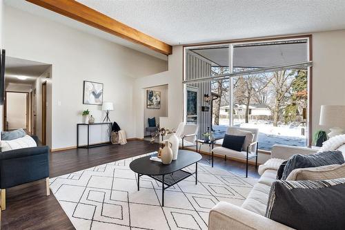 62 Rice Road, Winnipeg, MB - Indoor Photo Showing Living Room