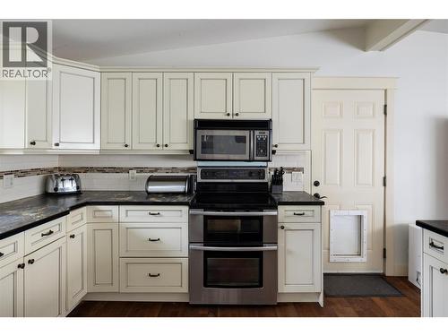 8705 Kalview Drive, Coldstream, BC - Indoor Photo Showing Kitchen