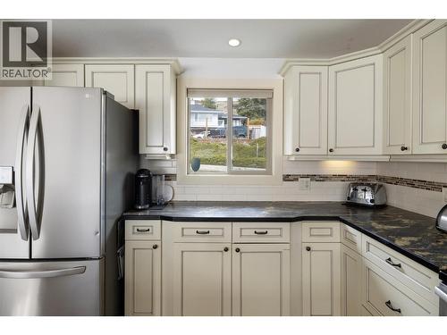 8705 Kalview Drive, Coldstream, BC - Indoor Photo Showing Kitchen